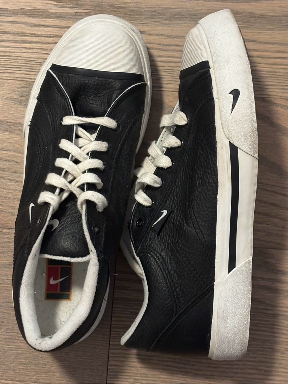 Nike Women’s Low Top Leather Sneakers – Size 8.5